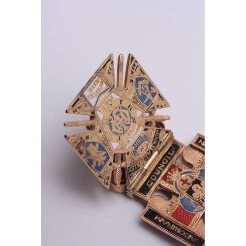 702 - AN UNUSUAL EARLY 20TH CENTURY FREEMASONS GOLD, ENAMEL AND DIAMOND SET  PENDANT formed as an eagle, h... 