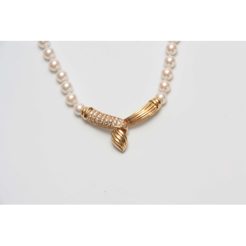 711 - A STYLISH ITALIAN 14K YELLOW GOLD AND DIAMOND ENCRUSTED PEARL NECKLACE with reeded cross setting and... 