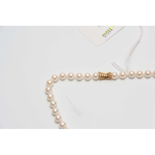 711 - A STYLISH ITALIAN 14K YELLOW GOLD AND DIAMOND ENCRUSTED PEARL NECKLACE with reeded cross setting and... 