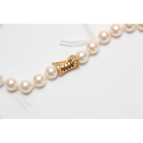 711 - A STYLISH ITALIAN 14K YELLOW GOLD AND DIAMOND ENCRUSTED PEARL NECKLACE with reeded cross setting and... 