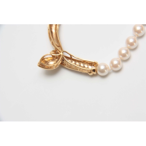 711 - A STYLISH ITALIAN 14K YELLOW GOLD AND DIAMOND ENCRUSTED PEARL NECKLACE with reeded cross setting and... 