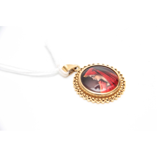 712 - AN  18CT YELLOW GOLD MOUNTED RED LIMOGES ENAMEL PORTRAIT PENDANT OF A YOUNG ART NOUVEAU LADY