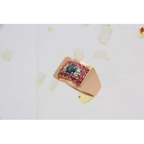 723 - A STYLISH YELLOW GOLD GENTLEMANS TUTTI FRUTTI DRESS RING the dished top set with a band of rubies, f... 