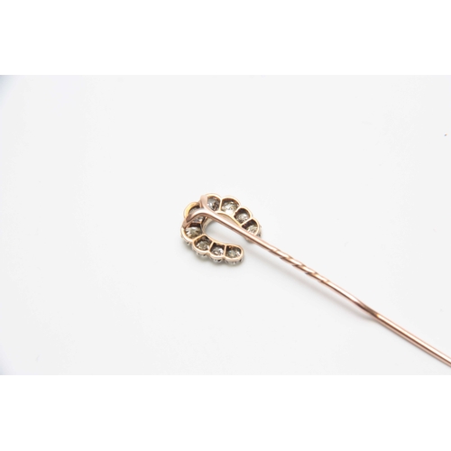 730 - A YELLOW GOLD AND DIAMOND SET HORSESHOE STICK PIN in fitted case