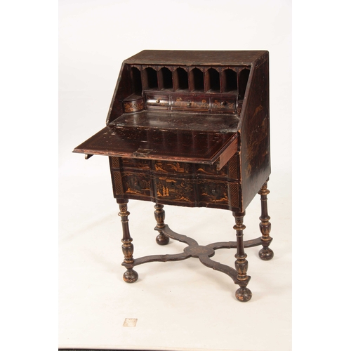 1059 - AN EDWARDIAN QUEEN ANNE STYLE CHINOISERIE LACQUERED BUREAU ON STAND the angled fall revealing a fitt... 