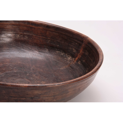 943 - AN UNUSUALLY LARGE 18TH/19TH CENTURY TREENWARE KITCHEN BOWL with ringed decoration to the exterior 4... 