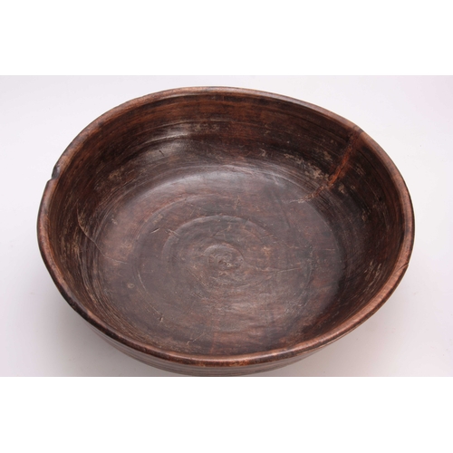 943 - AN UNUSUALLY LARGE 18TH/19TH CENTURY TREENWARE KITCHEN BOWL with ringed decoration to the exterior 4... 