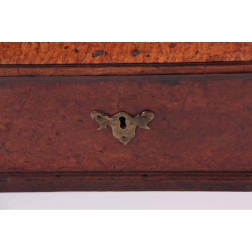 951 - AN EARLY 18TH CENTURY AMBOYNA LACE BOX with hinged moulded edge veneered top and solid sides, fitted... 