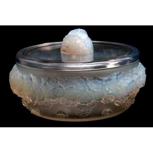 32 - R. LALIQUE. FRANCE  A GOOD EARLY 20TH CENTURY LARGE OPALESCENT BOWL AND COVER 