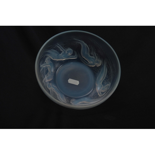 37 - R LALIQUE FRANCE, AN EARLY 20TH CENTURY OPALESCENT RELIEF MOULDED LARGE BOWL WITH RAISED CENTRE 