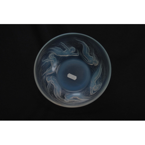 37 - R LALIQUE FRANCE, AN EARLY 20TH CENTURY OPALESCENT RELIEF MOULDED LARGE BOWL WITH RAISED CENTRE 