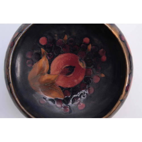 51 - AN EARLY 20th CENTURY MOORCROFT POMEGRANATE PATTERN TUDRIC BOWL mounted on a hammered pewter foot 22... 