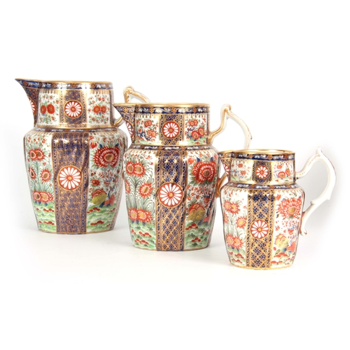 79 - A GOOD GRADUATED SET OF THREE EARLY 19TH CENTURY CHAMBERLAINS WORCESTER JUGS  each decorated and gil... 