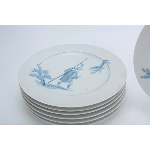 134 - A SET OF 20th CENTURY CONTINENTAL PORCELAIN BLUE AND WHITE PLATES depicting Samari warriors - signed... 