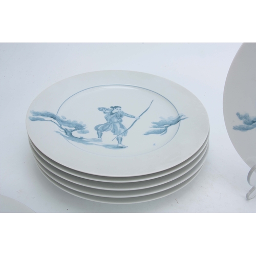 134 - A SET OF 20th CENTURY CONTINENTAL PORCELAIN BLUE AND WHITE PLATES depicting Samari warriors - signed... 