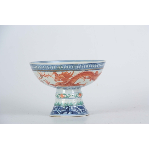 139 - AN 18th/19th CENTURY CHINESE PORCELAIN STEM CUP with dragon decoration 16.5cm diameter, 11.5cm high