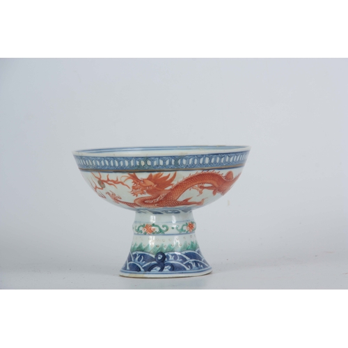 139 - AN 18th/19th CENTURY CHINESE PORCELAIN STEM CUP with dragon decoration 16.5cm diameter, 11.5cm high