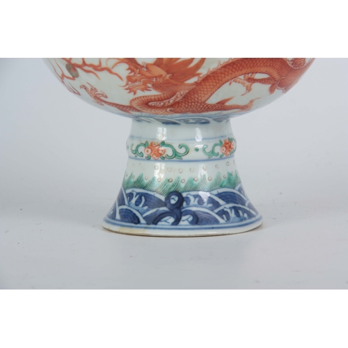 139 - AN 18th/19th CENTURY CHINESE PORCELAIN STEM CUP with dragon decoration 16.5cm diameter, 11.5cm high