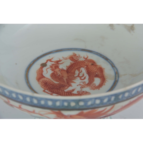 139 - AN 18th/19th CENTURY CHINESE PORCELAIN STEM CUP with dragon decoration 16.5cm diameter, 11.5cm high