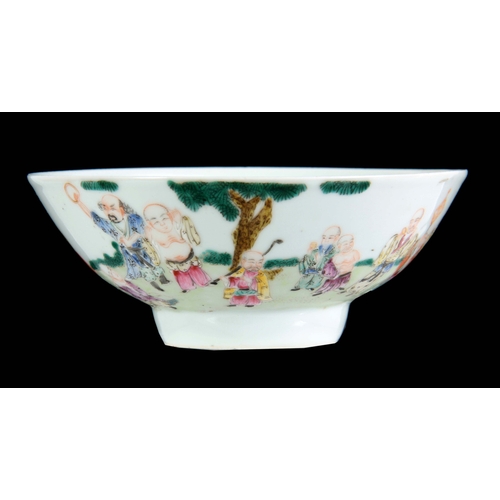 141 - AN 18TH CENTURY CHINESE FAMILLE VERTE POLYCHROME FOOTED BOWL decorated with a continuous band of fig... 