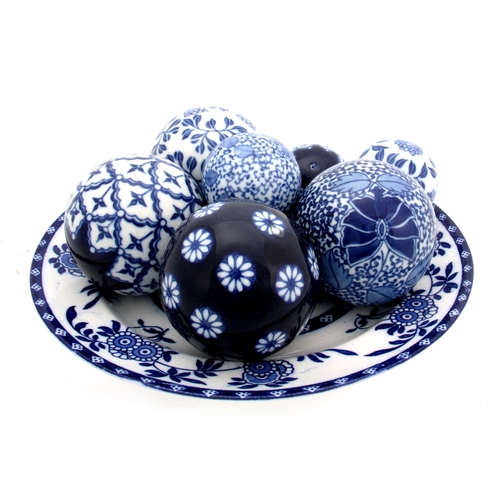 84 - A SELECTION OF 7 MID 20TH CENTURY BLUE AND WHITE CERAMIC CARPET BOWLS WITH A DELFT PLATE, of varying... 