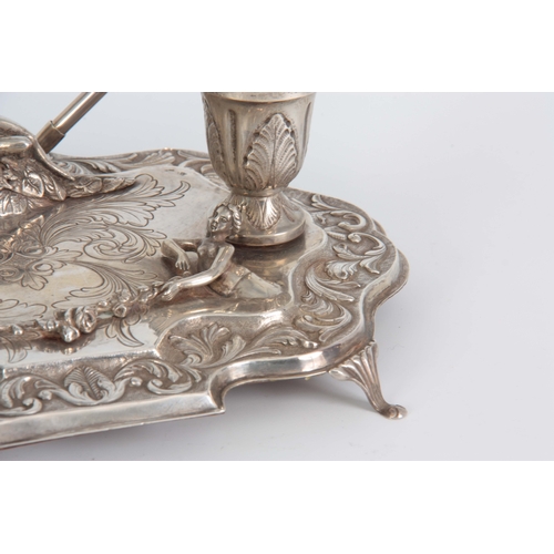 377 - AN EARLY 20TH CENTURY CONTINENTAL SILVER DESK STAND / INKWELL of classical design with leaf cast mou... 