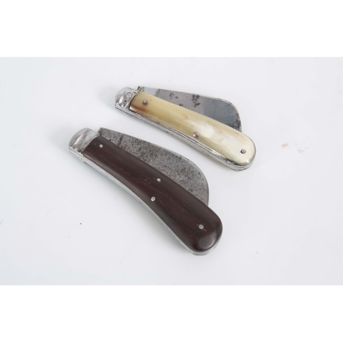 418 - TWO EARLY 20TH CENTURY PRUNING KNIVES both by W. Saynor, Sheffield having blonde horn and hardwood h... 