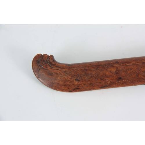 420 - AN 18th/19th CENTURY SUMATRA BADE BADE KNIFE having a 24cm curved steel blade on a carved and pierce... 