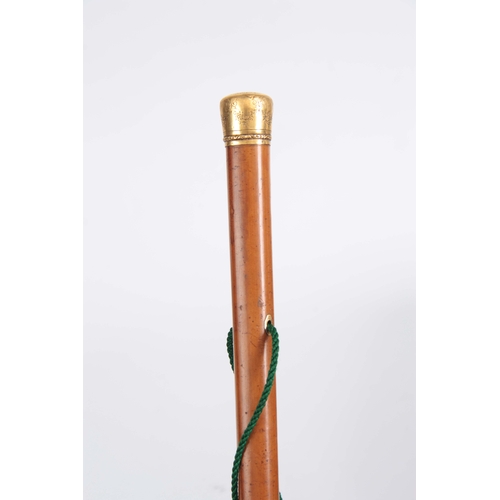 447 - AN EARLY 19th CENTURY 18CT GOLD AND MALACCA WALKING CANE having a floral engraved pommel with eagle ... 