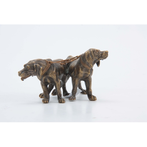 539 - AN EARLY 20th CENTURY AUSTRIAN BRONZE SCULPTURE modelled as two gun dogs 5.5cm high, 11cm wide