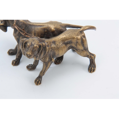 539 - AN EARLY 20th CENTURY AUSTRIAN BRONZE SCULPTURE modelled as two gun dogs 5.5cm high, 11cm wide