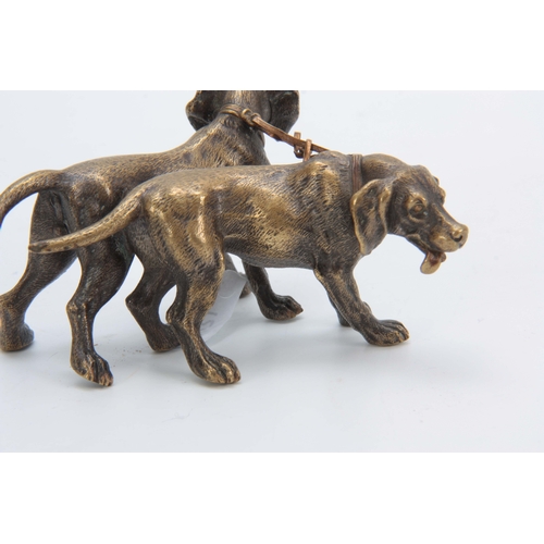 539 - AN EARLY 20th CENTURY AUSTRIAN BRONZE SCULPTURE modelled as two gun dogs 5.5cm high, 11cm wide