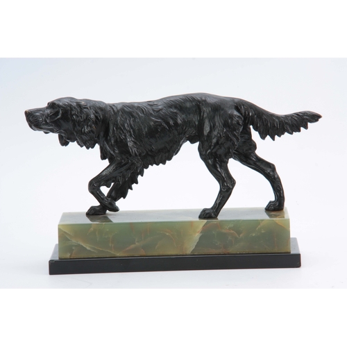 595 - AN EARLY 20th CENTURY BRONZE SCULPTURE modelled as a gun dog on the scent, mounted on black marble a... 