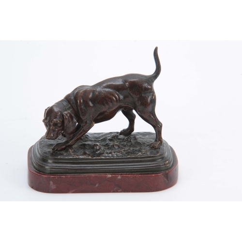 598 - AN EARLY 20th CENTURY PATINATED BRONZE SCULPTURE modelled as a gun dog mounted on a rouge marble bas... 