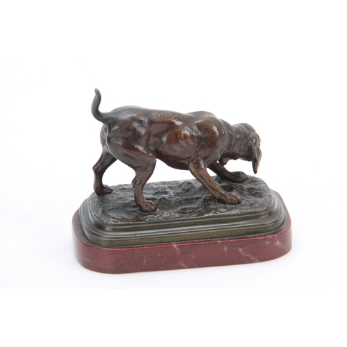 598 - AN EARLY 20th CENTURY PATINATED BRONZE SCULPTURE modelled as a gun dog mounted on a rouge marble bas... 