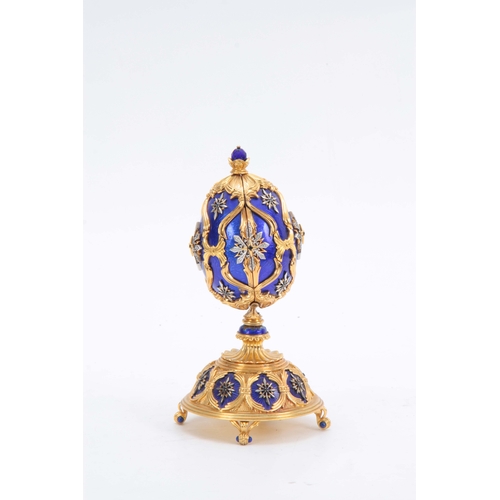 633 - A 20TH CENTURY HOUSE OF FABERGE. THE STAR OF THE NORTH JEWELLED EGG BY THE FRANKLIN MINT gilt silver... 