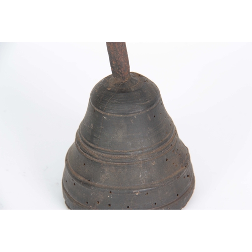 735 - AN EARLY 18TH CENTURY WROUGHT IRON RUSH LIGHT on a turned wooden base 23cm high 8cm wide