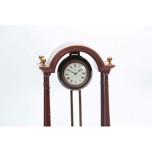 1007 - AN EARLY 20th CENTURY FRENCH GRAVITY CLOCK having a mahogany break arch top portico style case enclo... 