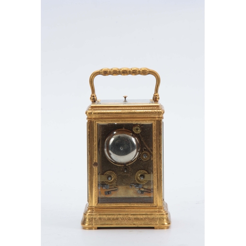 970 - A 19TH CENTURY FRENCH GILT BRASS ENGRAVED GORGE CASE CARRIAGE CLOCK REPEATER with folding handle and... 