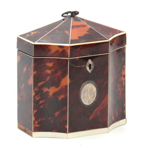 899 - AN EARLY 19TH CENTURY IVORY STRUNG TORTOISESHELL OCTAGONAL TENT TOP TEA CADDY with unusual concave c... 