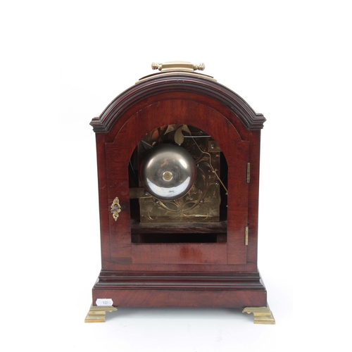 1098 - HEITSZMAN, CAMBRIDGE. AN EARLY 19th CENTURY FIGURED MAHOGANY VERGE BRACKET CLOCK the archtop case wi... 