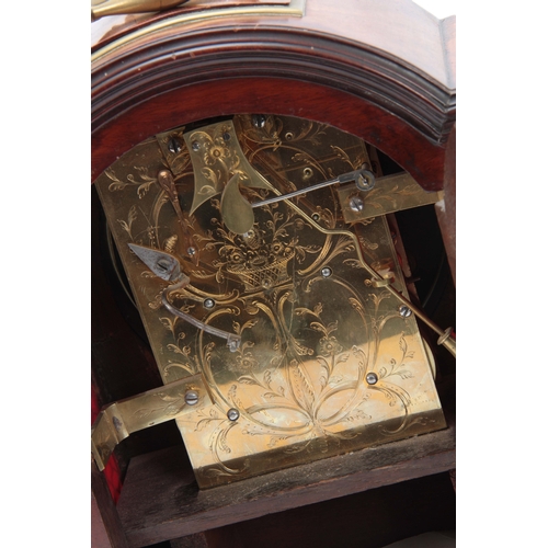 1098 - HEITSZMAN, CAMBRIDGE. AN EARLY 19th CENTURY FIGURED MAHOGANY VERGE BRACKET CLOCK the archtop case wi... 