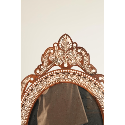 155 - AN EARLY 20TH CENTURY ANGLO INDIAN HARDWOOD AND BONE MARQUETRY INLAID ADJUSTABLE DRESSING MIRROR ON ... 