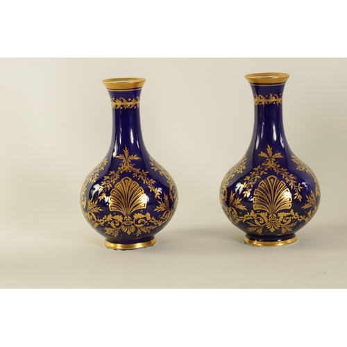 49 - A PAIR OF EARLY 19TH CENTURY DUESBURY DERBY BULBOUS CABINET VASES the Royal Blue bodies richly decor... 