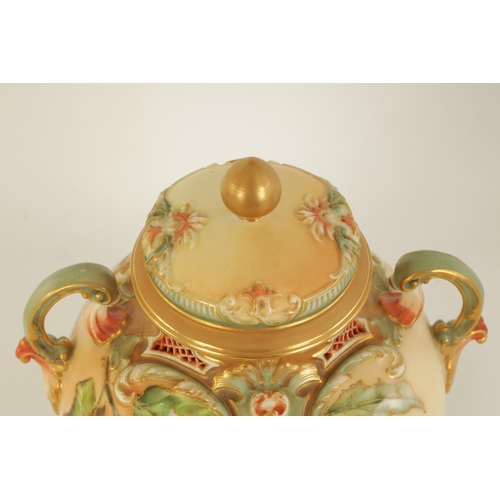 60 - A FINE ROYAL WORCESTER PORCELAIN POTPOURRI JAR AND COVER DECORATED WITH ENAMEL AND GILT EDGED FLORAL... 