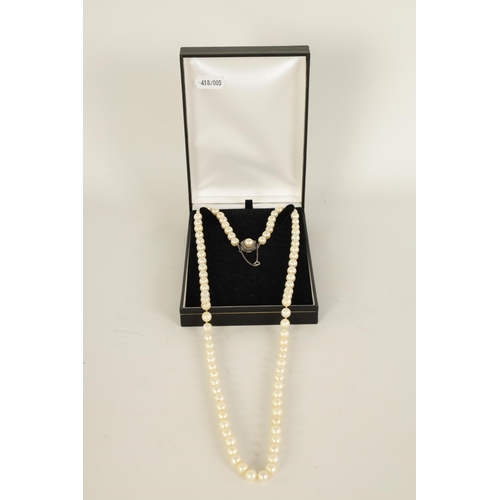 233 - A PEARL NECKLACE WITH 14CT WHITE GOLD CLASP fitted a safety catch and chain (81cm long)