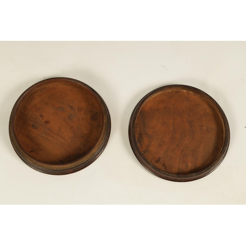 452 - AN 18TH CENTURY WALNUT SHALLOW TREENWARE LIDDED BOX with burr venner to the lid (15cm diameter )