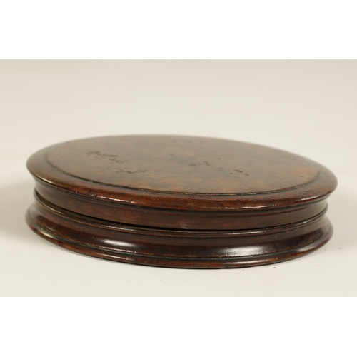 452 - AN 18TH CENTURY WALNUT SHALLOW TREENWARE LIDDED BOX with burr venner to the lid (15cm diameter )