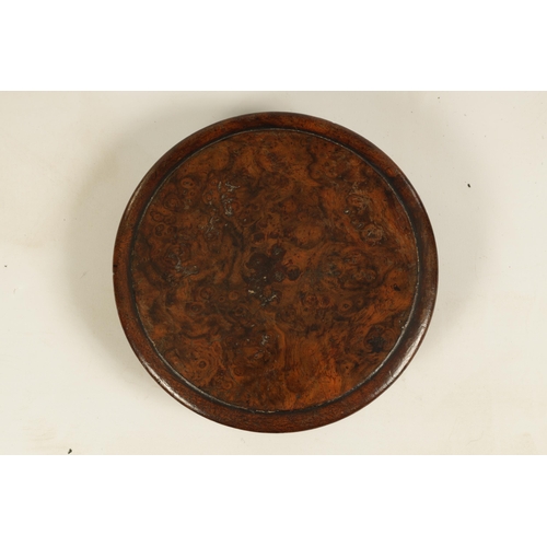 452 - AN 18TH CENTURY WALNUT SHALLOW TREENWARE LIDDED BOX with burr venner to the lid (15cm diameter )