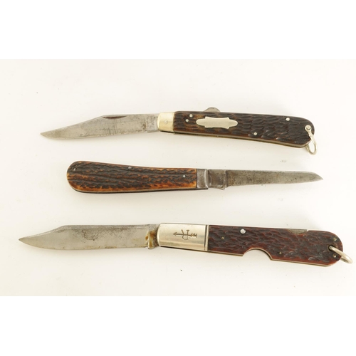 627 - A COLLECTION OF THREE FOLDING KNIVES WITH STAG HORN HANDLES a locking knife signed 'RUSSELL', a lock... 